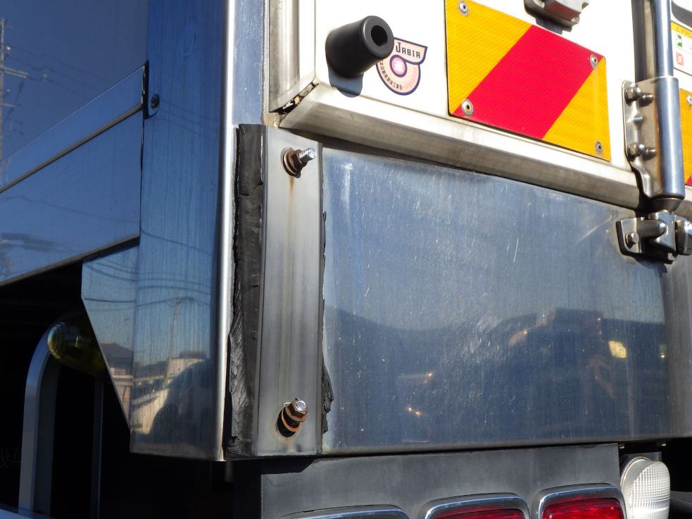 リヤの両サイドに軽いヘコミがあります。（ターミナルゴムが欠損しています）|いすゞ ギガ QPG-CYJ77Bの写真42