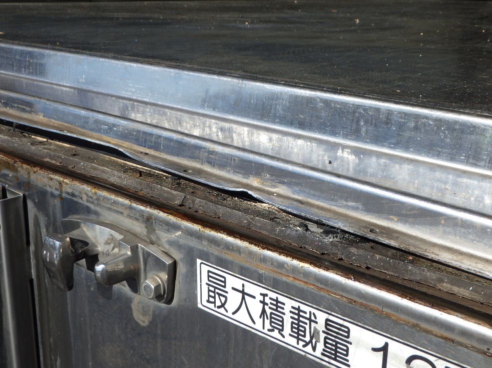 角口下部に曲がりがあります。|いすゞ ギガ QPG-CYJ77Bの写真43