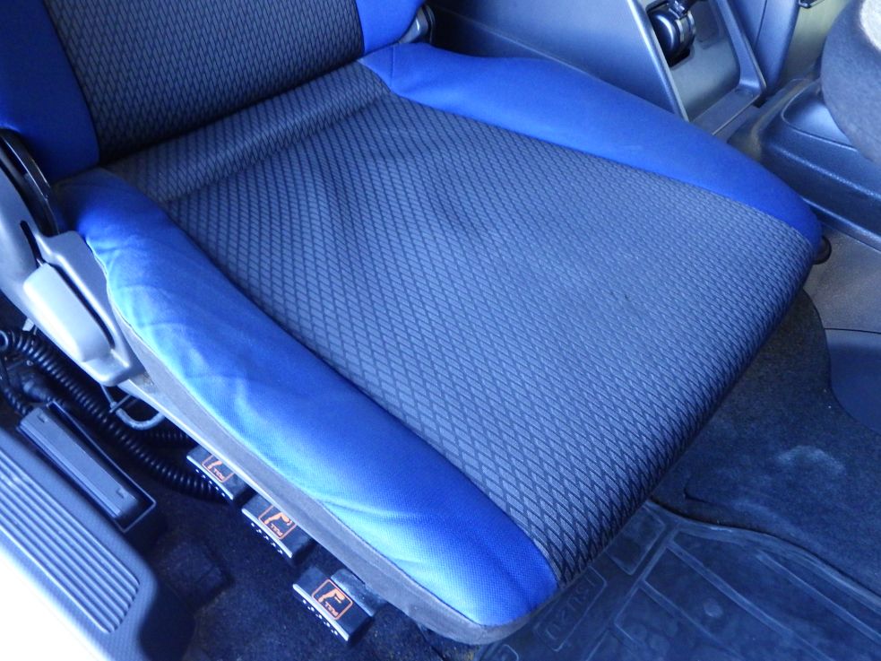 運転席座面にヘタリがあります。|いすゞ ギガ QPG-CYJ77Bの写真44