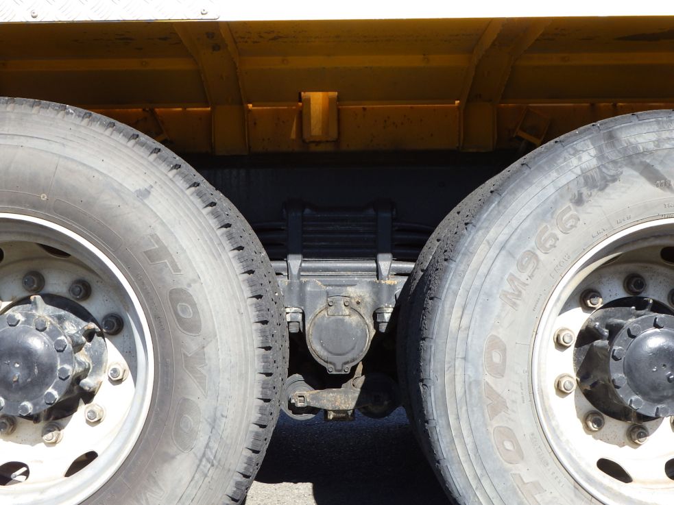 タイヤ間の状態です。|いすゞ ギガ 2PG-CYZ77CMの写真5