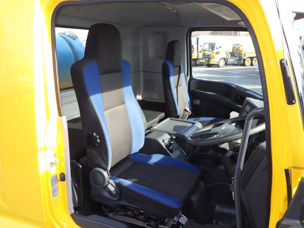 乗車定員は２名です。|いすゞ ギガ 2PG-CYZ77CMの写真6