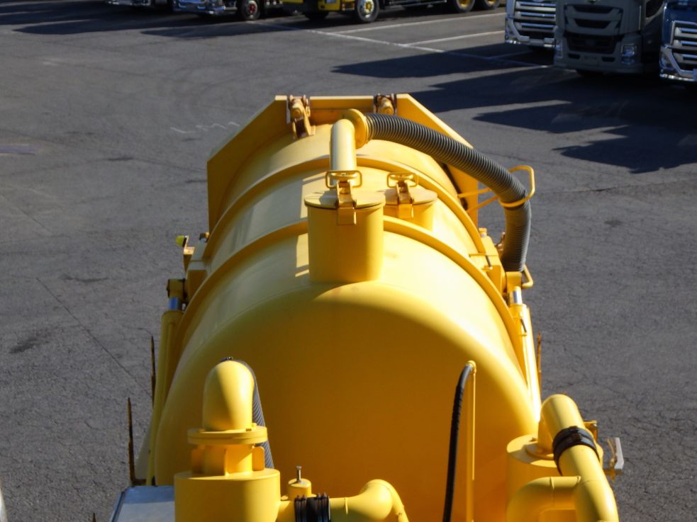 タンク天井の状態です。|いすゞ ギガ 2PG-CYZ77CMの写真7