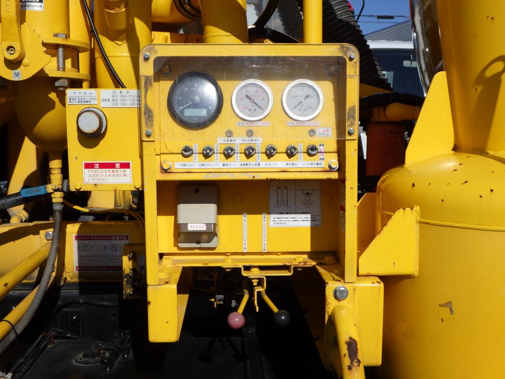 上物の操作レバー等の状態です。|いすゞ ギガ 2PG-CYZ77CMの写真17