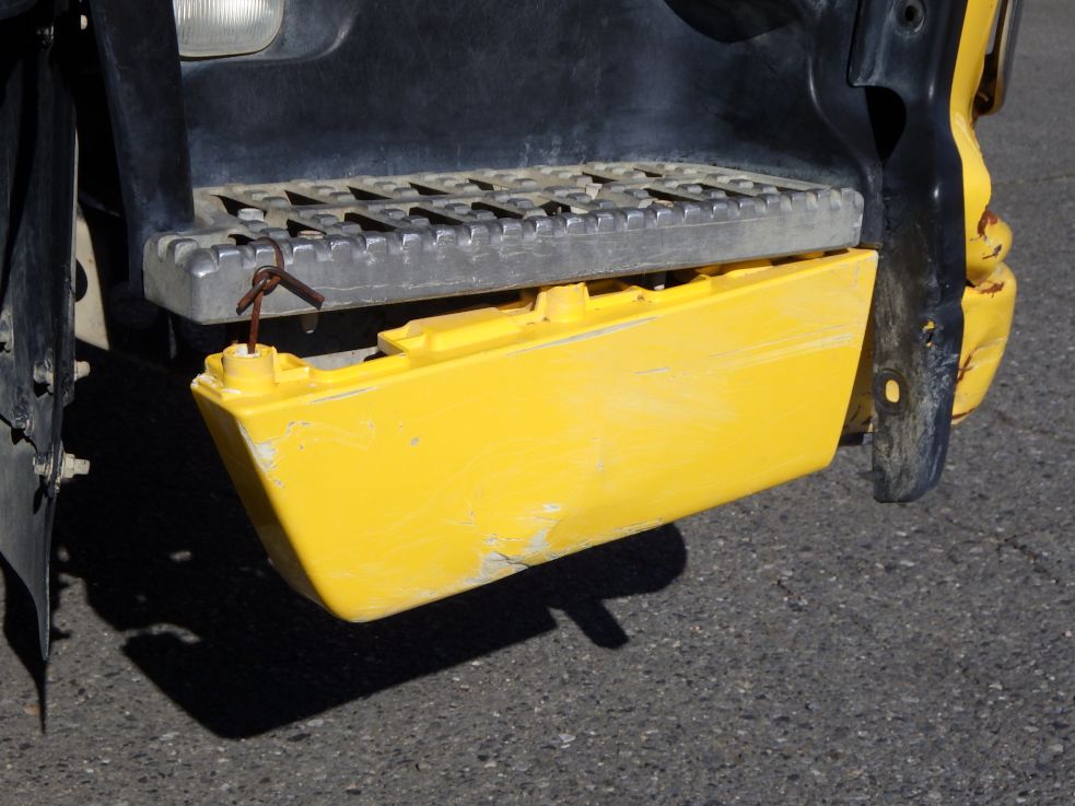 運転席側ステップカバーにキズ・針金固定があります。|いすゞ ギガ 2PG-CYZ77CMの写真30