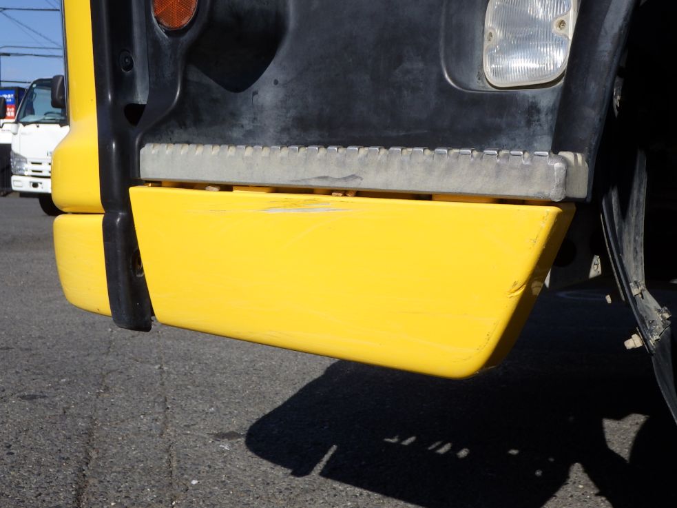 助手席側ステップカバーにスレがあります。|いすゞ ギガ 2PG-CYZ77CMの写真31