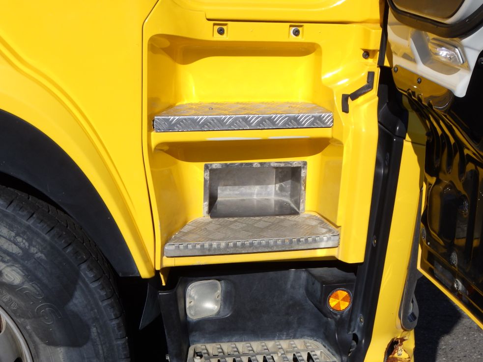 運転席側に靴置き加工がしてあります。|いすゞ ギガ 2PG-CYZ77CMの写真32