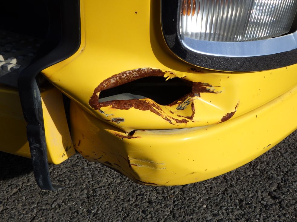 フロントバンパーの運転席側に割れ・サビ・曲がりがあります。|いすゞ ギガ 2PG-CYZ77CMの写真35