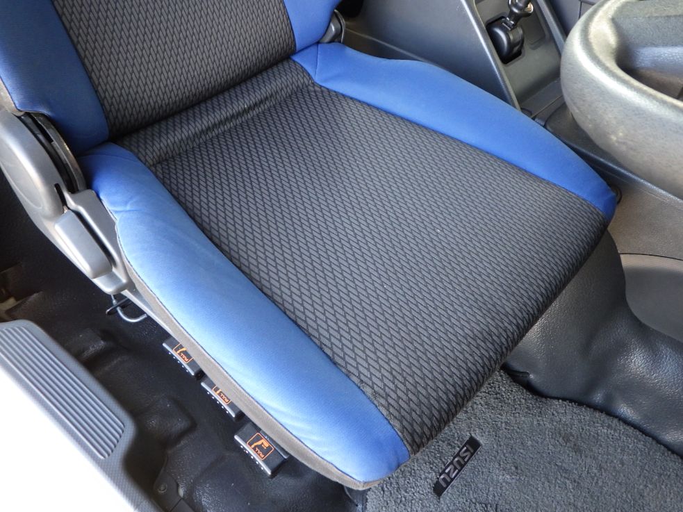 運転席座面にヘタリがあります。|いすゞ ギガ 2PG-CYZ77CMの写真47