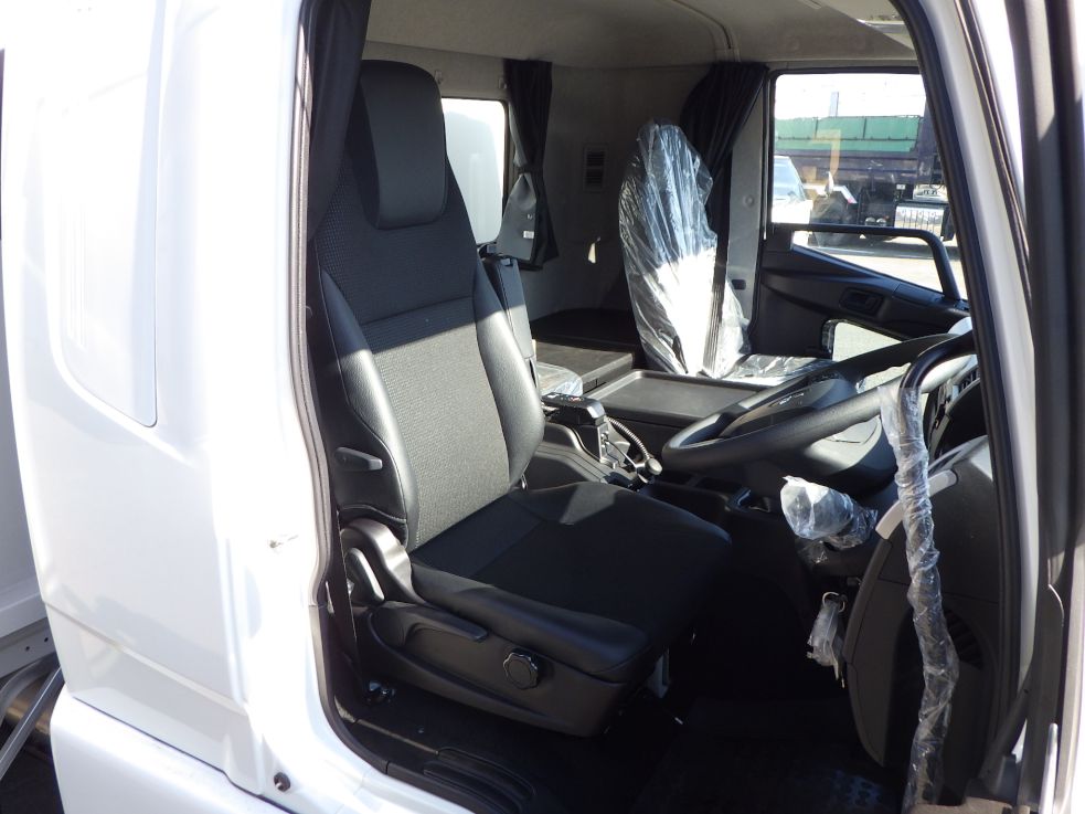 乗車定員は２名です。|三菱 ファイター 2KG-FK65F(2WD)の写真6