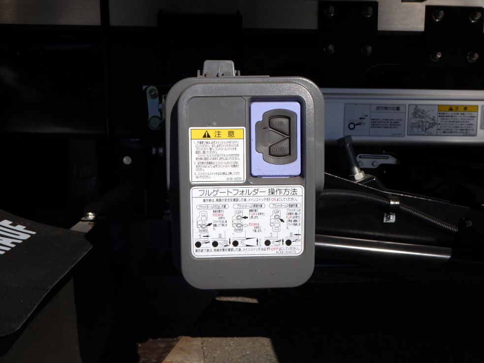 ゲートの操作スイッチです。|三菱 ファイター 2KG-FK65F(2WD)の写真14