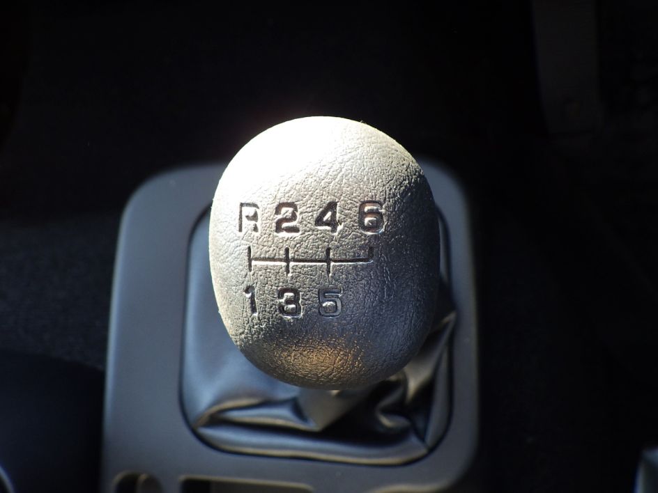 MT６速です。|三菱 ファイター 2KG-FK65F(2WD)の写真24