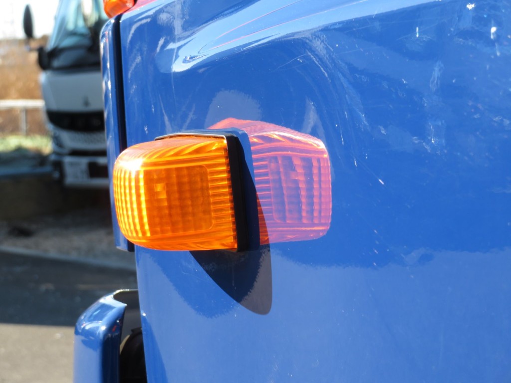 助手席ドアのウインカー取り付け部付近にヘコミがあります。|日野 レンジャー TKG-FC9JKAA(2WD)の写真15