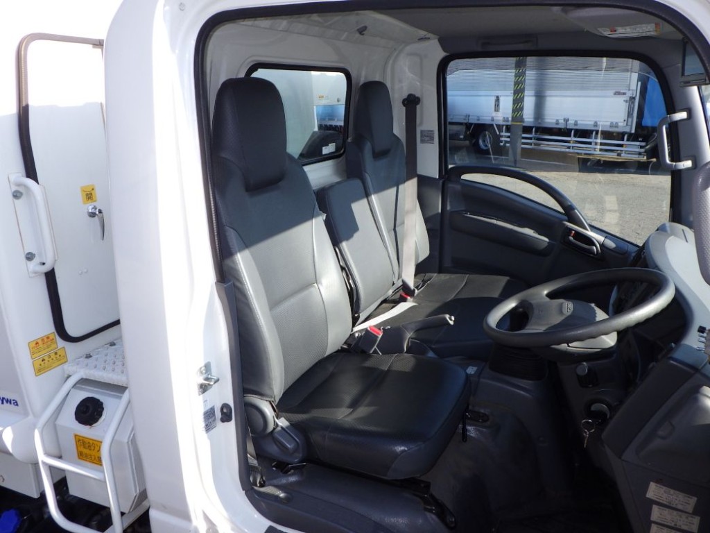 乗車定員は３名です。|いすゞ エルフ 2RG-NMR88AN(2WD)の写真6