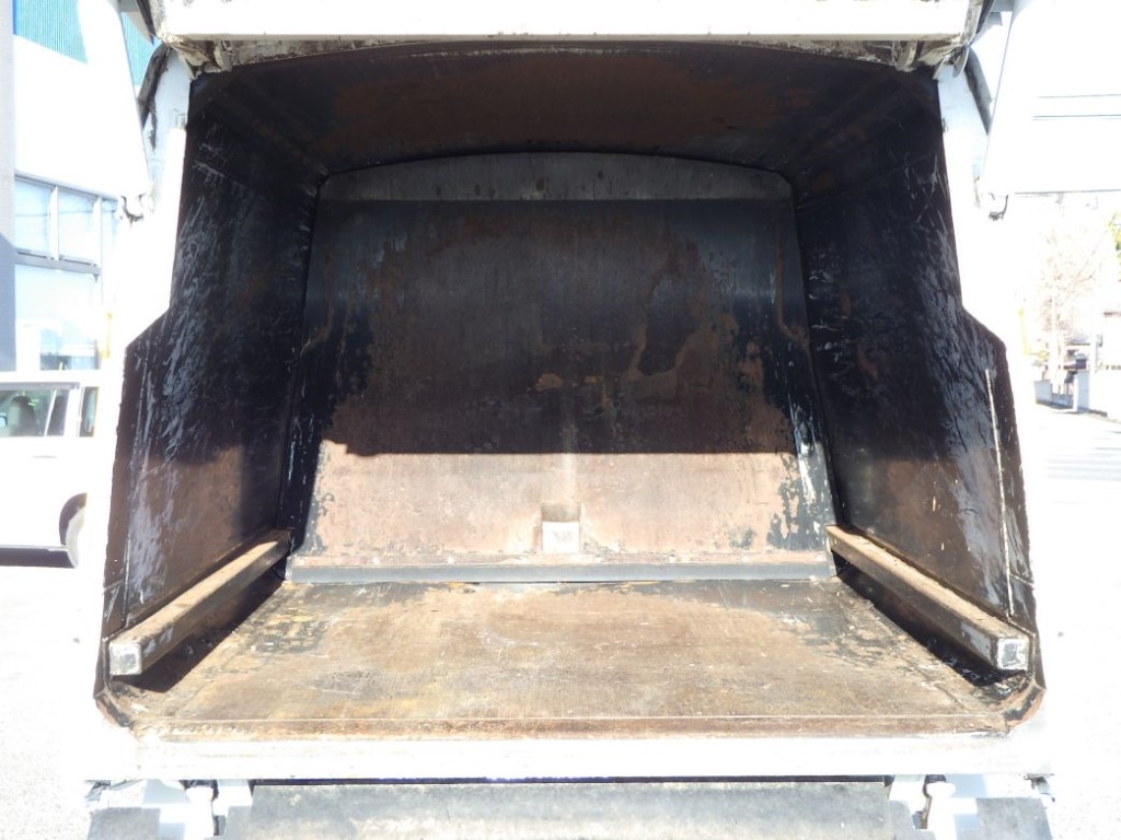 ボディー内部の状態です。|いすゞ エルフ 2RG-NMR88AN(2WD)の写真9
