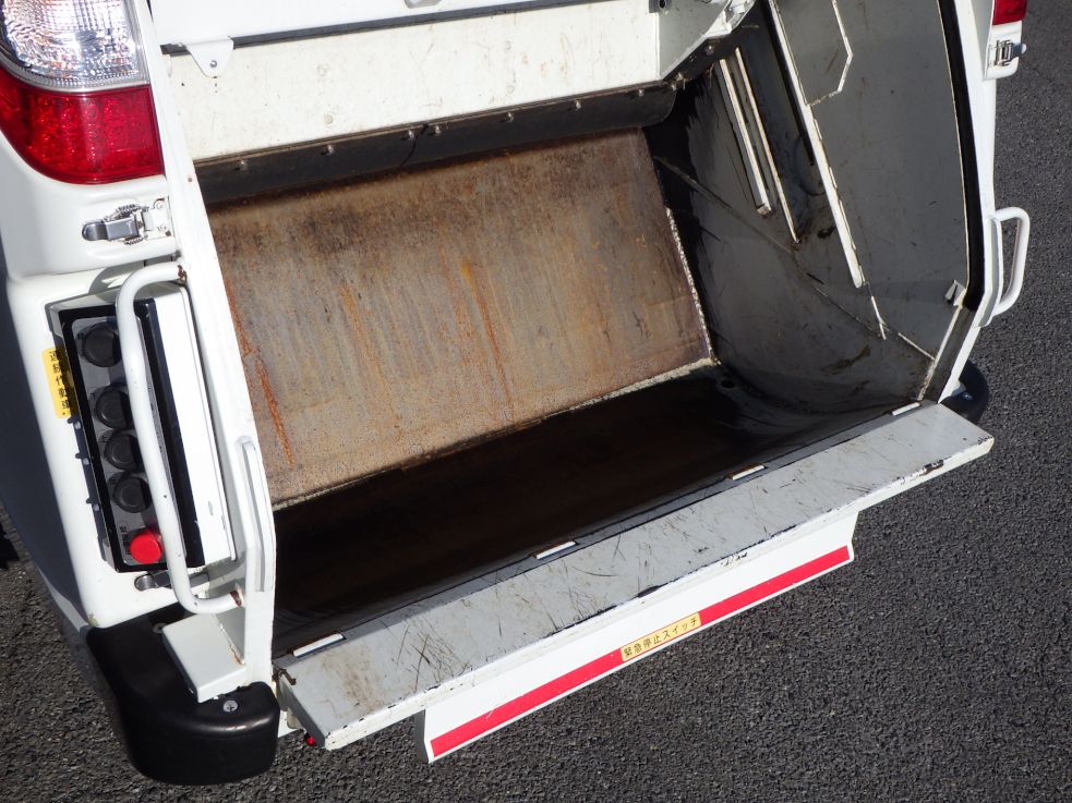 投入口の状態です。|いすゞ エルフ 2RG-NMR88AN(2WD)の写真12