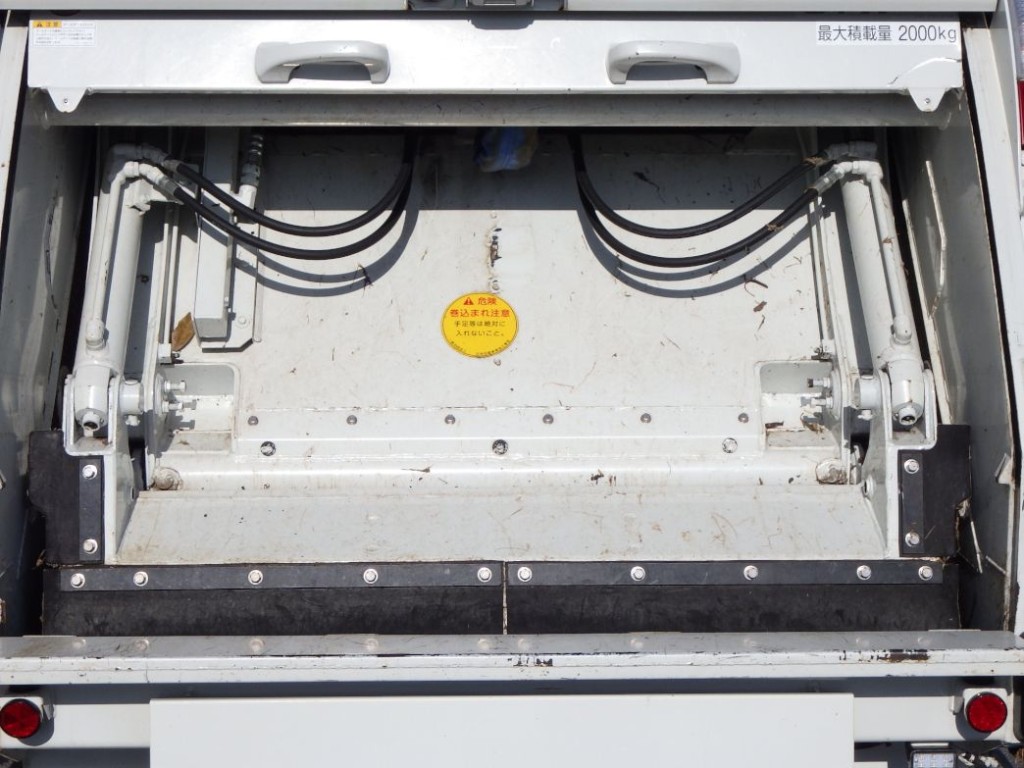 プレス式圧縮板の状態です。|いすゞ エルフ 2RG-NMR88AN(2WD)の写真13