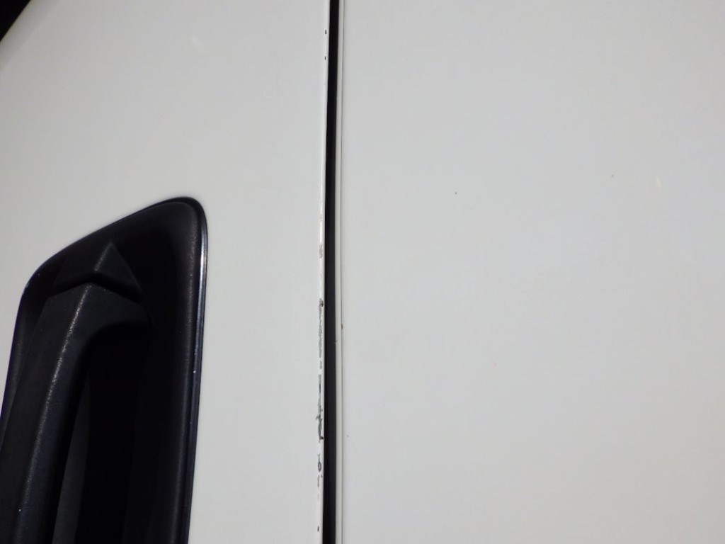 助手席側ドアにキズがあります。（運転席側にもあります）|いすゞ エルフ 2RG-NMR88AN(2WD)の写真24