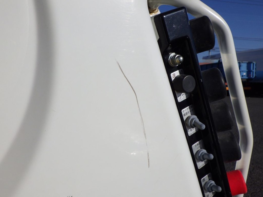 助手席側ホッパーカバーにスレ・キズがあります。|いすゞ エルフ 2RG-NMR88AN(2WD)の写真29