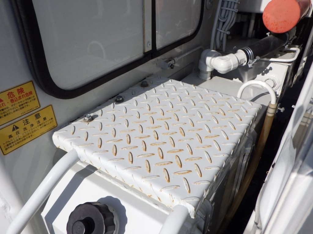 ボディー前方にサビがあります。|いすゞ エルフ 2RG-NMR88AN(2WD)の写真31