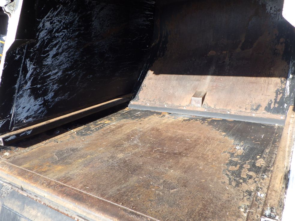 荷台内側にキズ・サビ・ヘコミがあります。|いすゞ エルフ 2RG-NMR88AN(2WD)の写真33