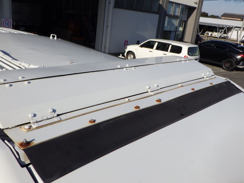 ゲート上部にサビがあります。|いすゞ エルフ 2RG-NMR88AN(2WD)の写真36