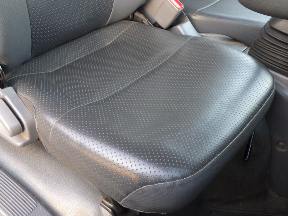 運転席座面にヘタリがあります。|いすゞ エルフ 2RG-NMR88AN(2WD)の写真39