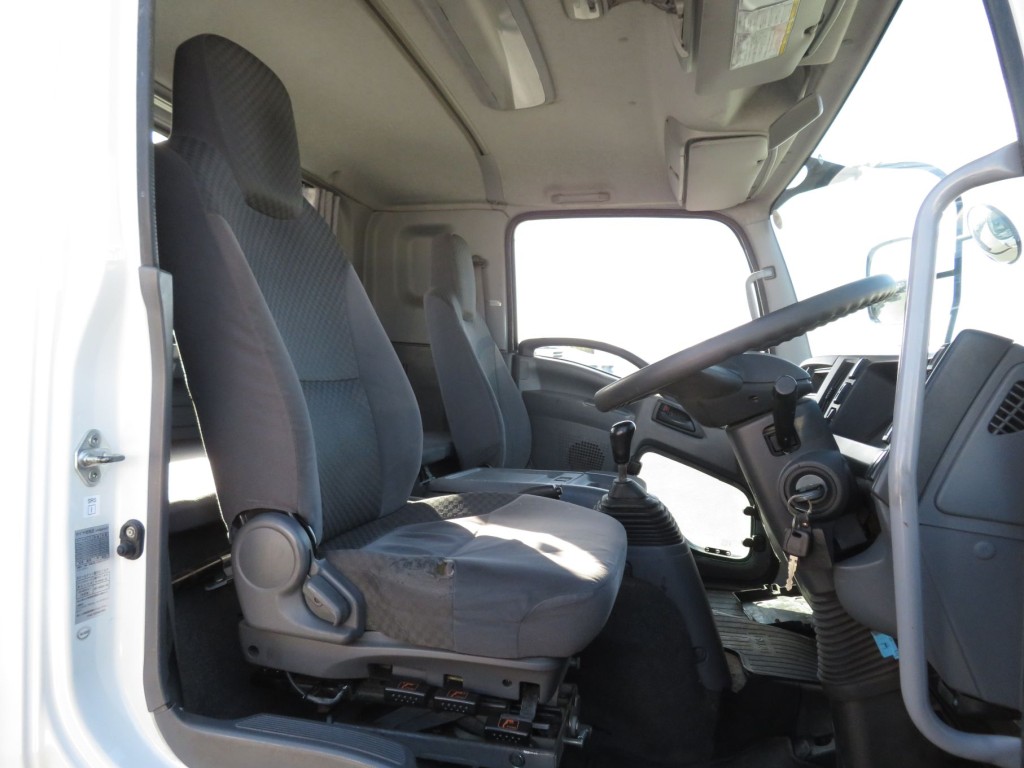 運転席座面にヘタリ・破れがあります。|いすゞ フォワード TKG-FRR90S2(2WD)の写真6