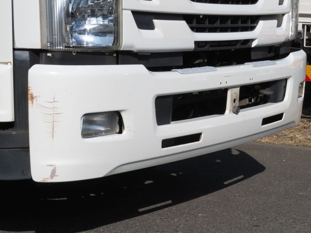 フロントバンパー各所に小キズ・小サビ、運転席側側面にスリキズ・サビがあります。|いすゞ フォワード TKG-FRR90S2(2WD)の写真11