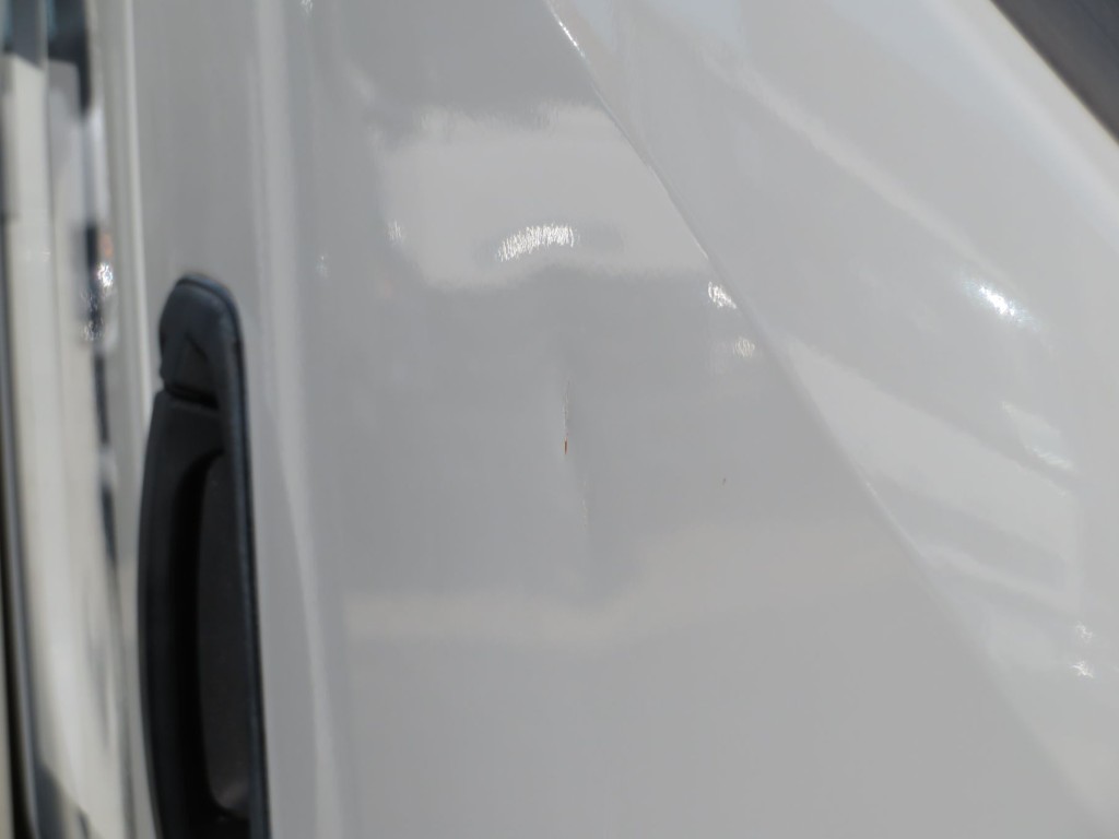 運転席ドアにエクボヘコミがあります。|いすゞ フォワード TKG-FRR90S2(2WD)の写真12