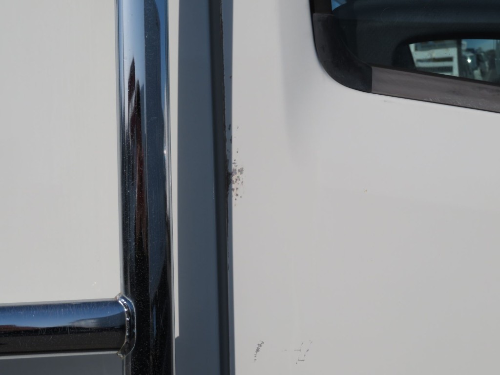 運転席ドアの後端にキズがあります。|いすゞ フォワード TKG-FRR90S2(2WD)の写真14