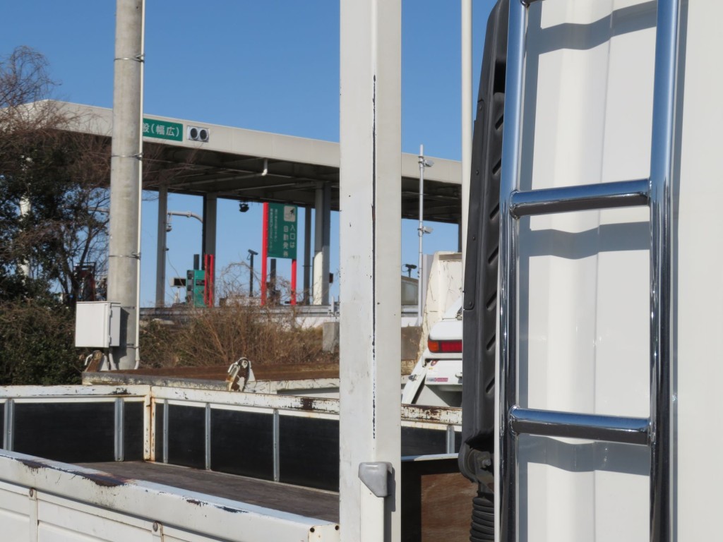 鳥居の運転席側側面にキズがあります。|いすゞ フォワード TKG-FRR90S2(2WD)の写真16