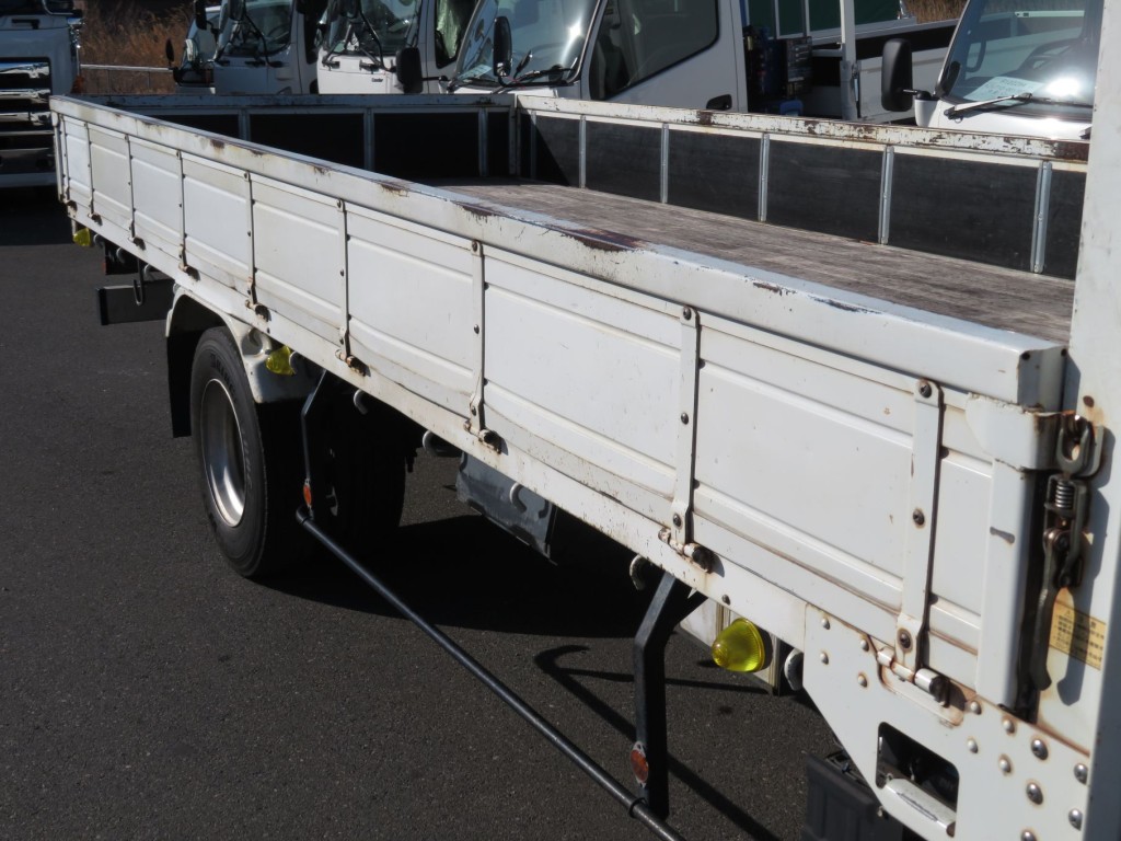 運転席側あおり各所にキズ・サビ・ヘコミがあります。|いすゞ フォワード TKG-FRR90S2(2WD)の写真17