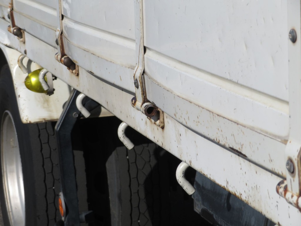 運転席側あおり下部に膨らみ箇所があります。|いすゞ フォワード TKG-FRR90S2(2WD)の写真18