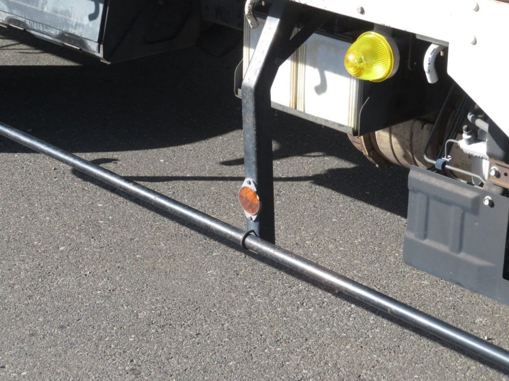 運転席側サイドバンパー及びステーに細かいサビがあります。|いすゞ フォワード TKG-FRR90S2(2WD)の写真20