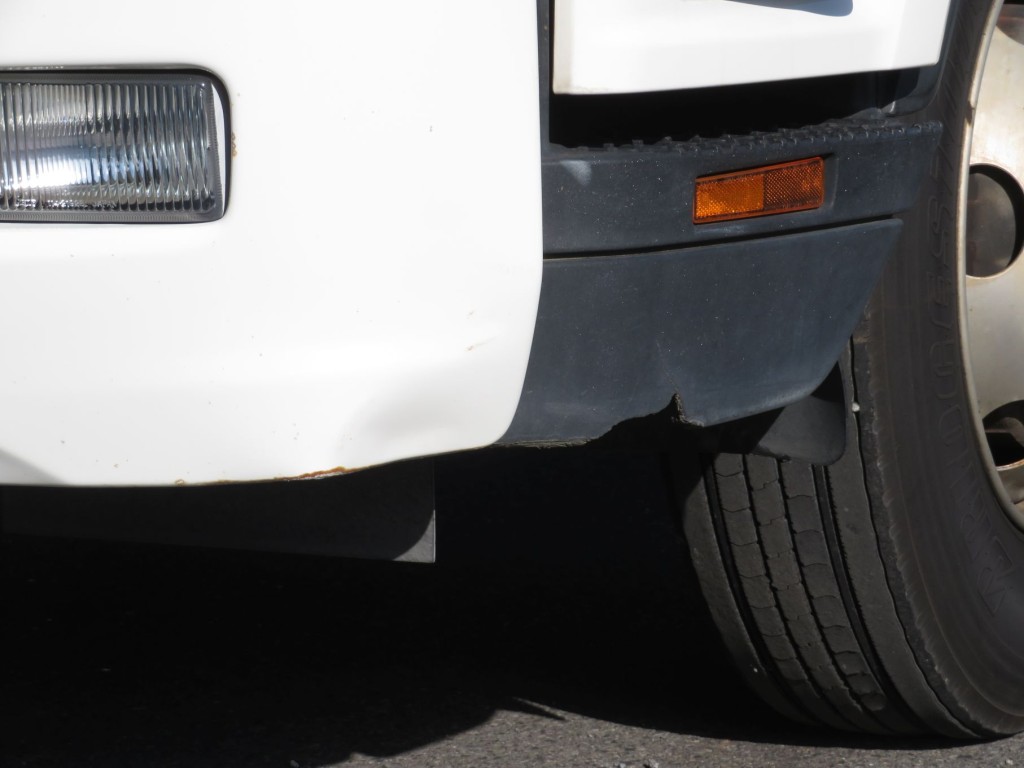 フロントバンパー助手席側の下側カドに曲がり、ステップ下カバーに割れがあります。|いすゞ フォワード TKG-FRR90S2(2WD)の写真28