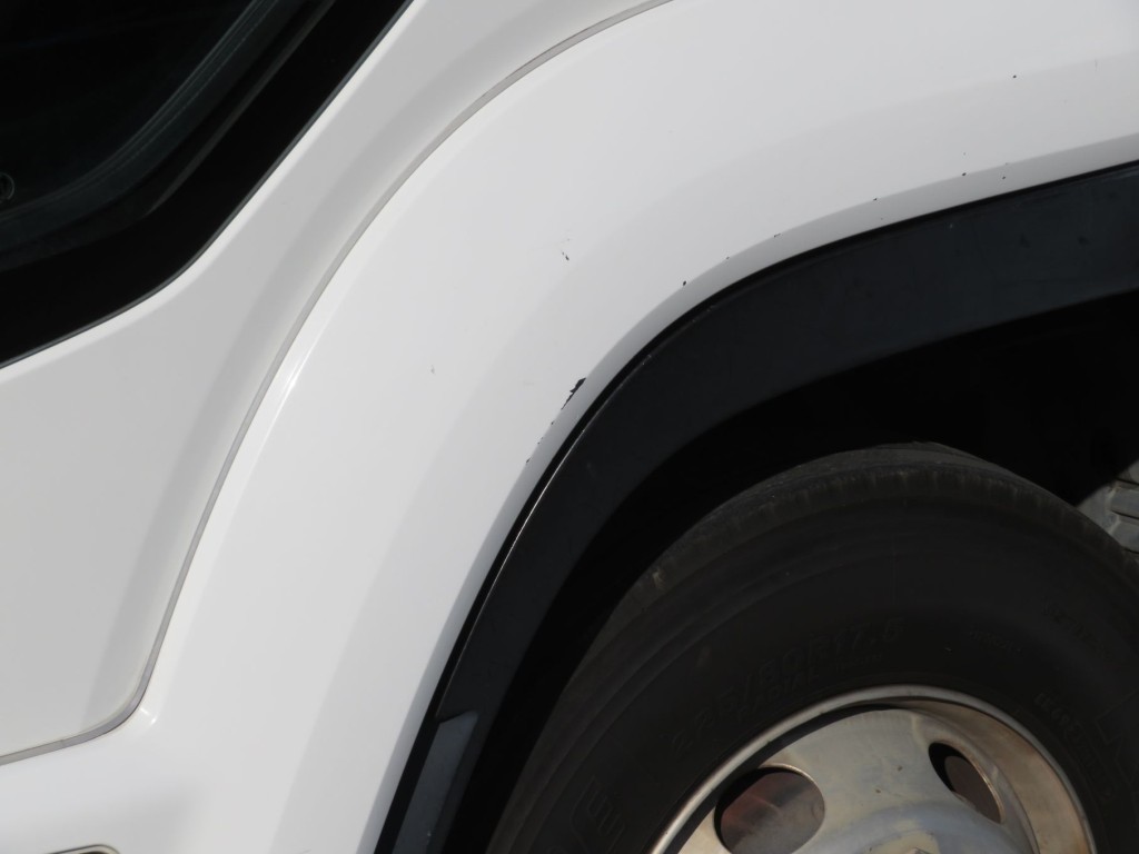 助手席側ドアフェンダーに細かいキズがあります。|いすゞ フォワード TKG-FRR90S2(2WD)の写真29