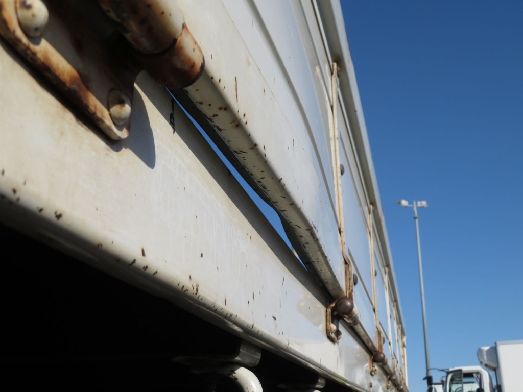 助手席側あおり下部に膨らみ箇所があります。|いすゞ フォワード TKG-FRR90S2(2WD)の写真33