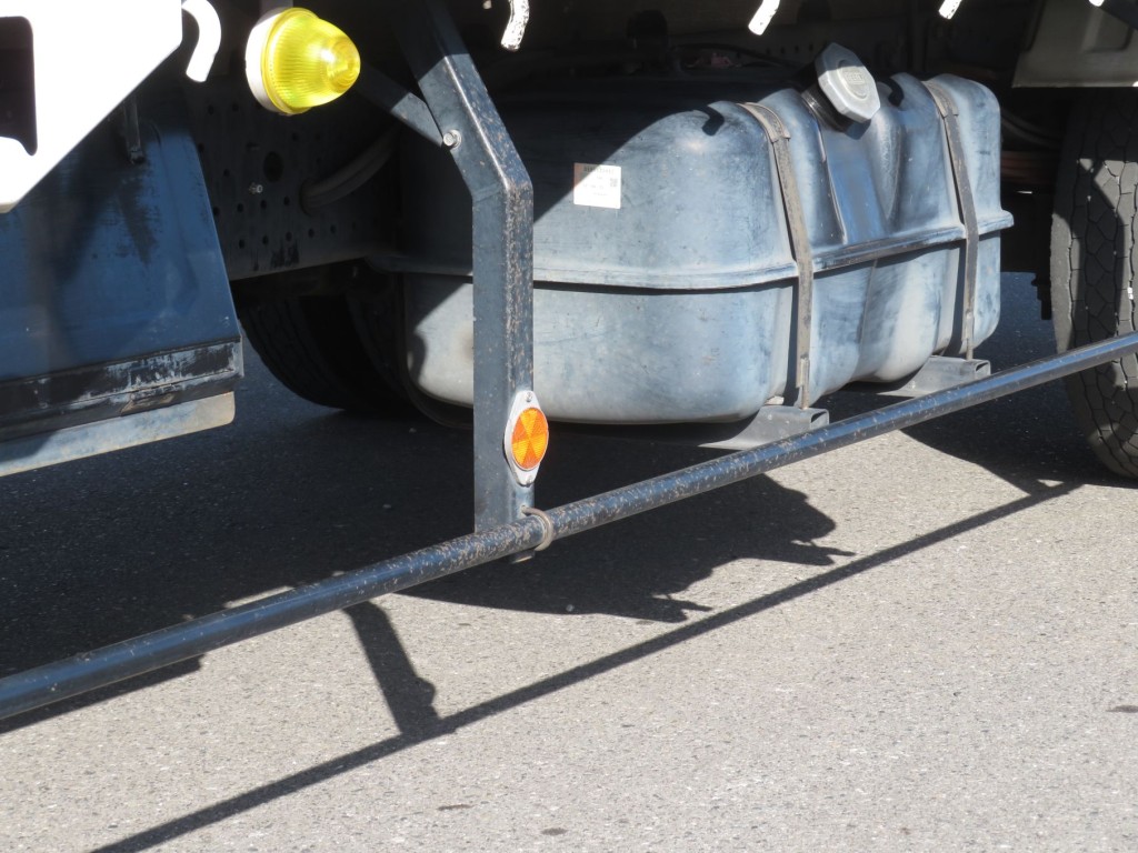 助手席側サイドバンパー及びステーに細かいサビがあります。|いすゞ フォワード TKG-FRR90S2(2WD)の写真34