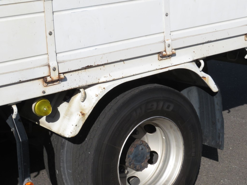 助手席側リアフェンダーに細かいサビがあります。|いすゞ フォワード TKG-FRR90S2(2WD)の写真35