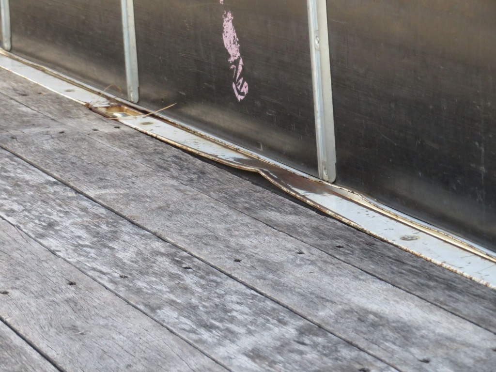 床板の外枠（運転席側）にめくれ箇所があります。|いすゞ フォワード TKG-FRR90S2(2WD)の写真38