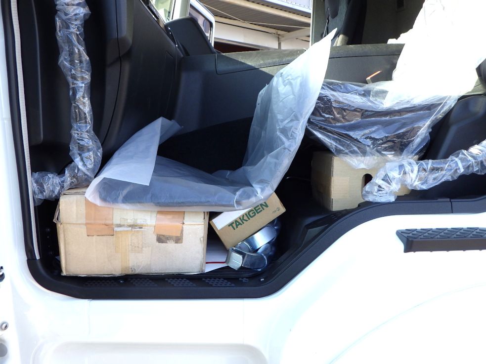 キャブ内に付属品が積んであります。|三菱 スーパーグレート 2PG-FS74HZの写真19