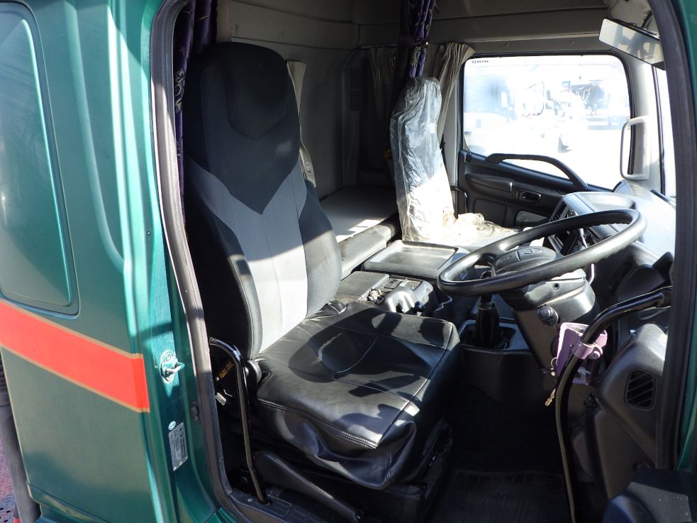 乗車定員は2名です。|日野 プロフィア QPG-SH1EDDGの写真6