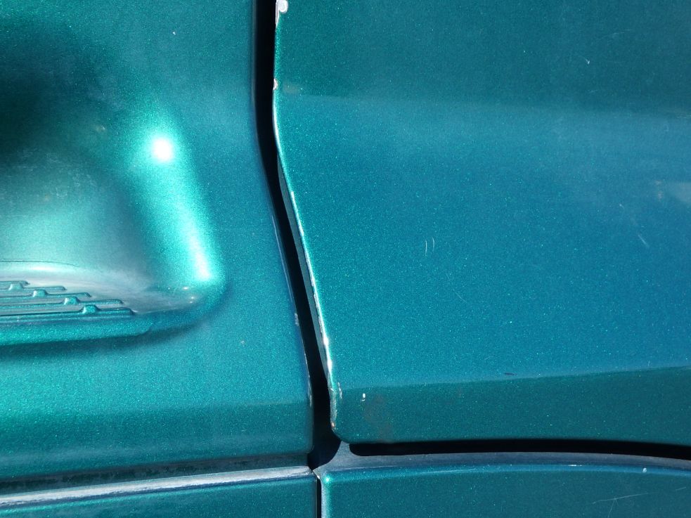 運転席側ドアにキズがあります。(助手席側にもあります)|日野 プロフィア QPG-SH1EDDGの写真22