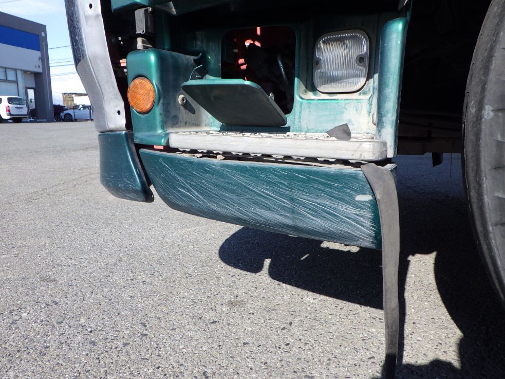 助手席側ステップカバーにスレがあります。(運転席側にもあります)|日野 プロフィア QPG-SH1EDDGの写真24