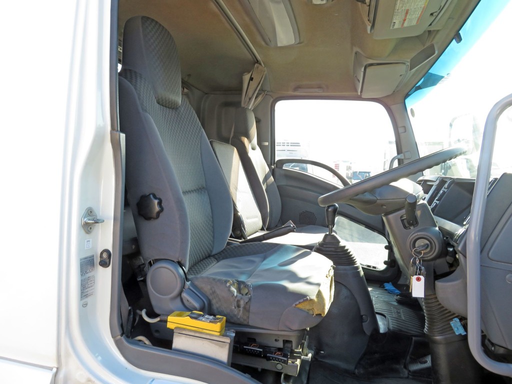 乗車定員は3名です(運転席座面にヘタリ・破れ・シートレールにガタが出ています)|いすゞ フォワード TKG-FRR90S2(2WD)の写真6