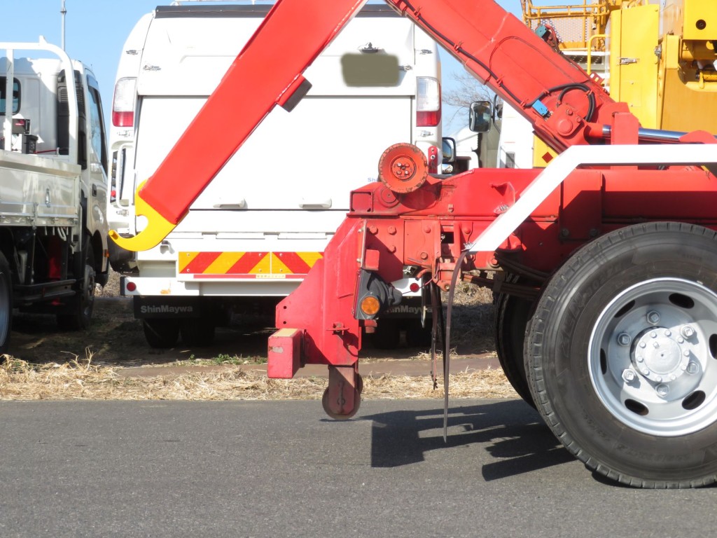 リアジャッキは手動式です。|いすゞ フォワード TKG-FRR90S2(2WD)の写真8