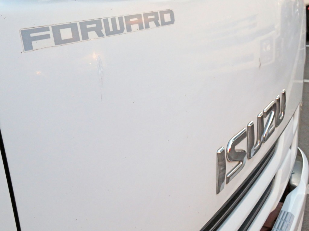 フロントパネル各所に小キズ・小サビがあります。|いすゞ フォワード TKG-FRR90S2(2WD)の写真10