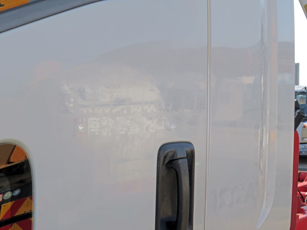 助手席ドアに看板日焼け跡があります。|いすゞ フォワード TKG-FRR90S2(2WD)の写真12