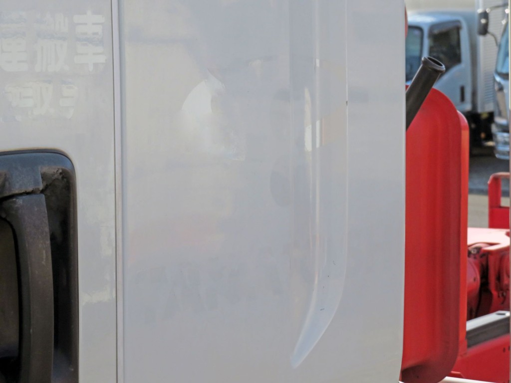 助手席側クォーターパネルに看板日焼け跡があります。|いすゞ フォワード TKG-FRR90S2(2WD)の写真13