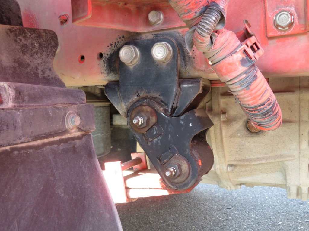 助手席側及び運転席側のシャックルのベース部が交換修理されています。|いすゞ フォワード TKG-FRR90S2(2WD)の写真14